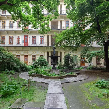 L10 Dolce * Budapest
